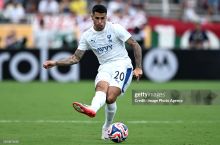 Жоау Канселу самолётда уни телефонга олаётган йўловчига ташланди