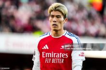 Расман: "Аякс" июль ойидан бери клубсиз бўлган "Арсенал" собиқ ҳимоячиси билан шартнома имзолади