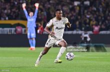 "Манчестер Юнайтед" ва "Челси" "Ланс" ярим ҳимоячиси учун курашади