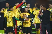 "Нефтчи" аъзоларига чемпионлик учун iPhone совға қилинди