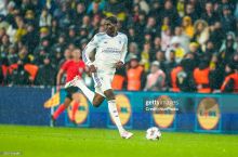 "Астон Вилла" хавбеки МЮ шорт-листида