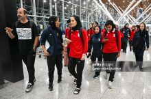 Эрон терма жамоасининг бир қисми ватанга қайтди: Намойишчилар уларнинг учиб кетишига тўсқинлик қилишга уринди